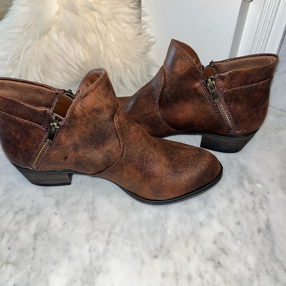 NEW! American Rag Abby Ankle Booties Brown Side Zippers - Picture 6 of 11